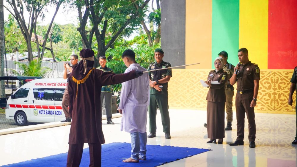 Dari Layar Ponsel ke Panggung Hukuman: Vonis Cambuk Sejoli Aceh dalam Bingkai Qanun Jinayat dan Hak Asasi Manusia
