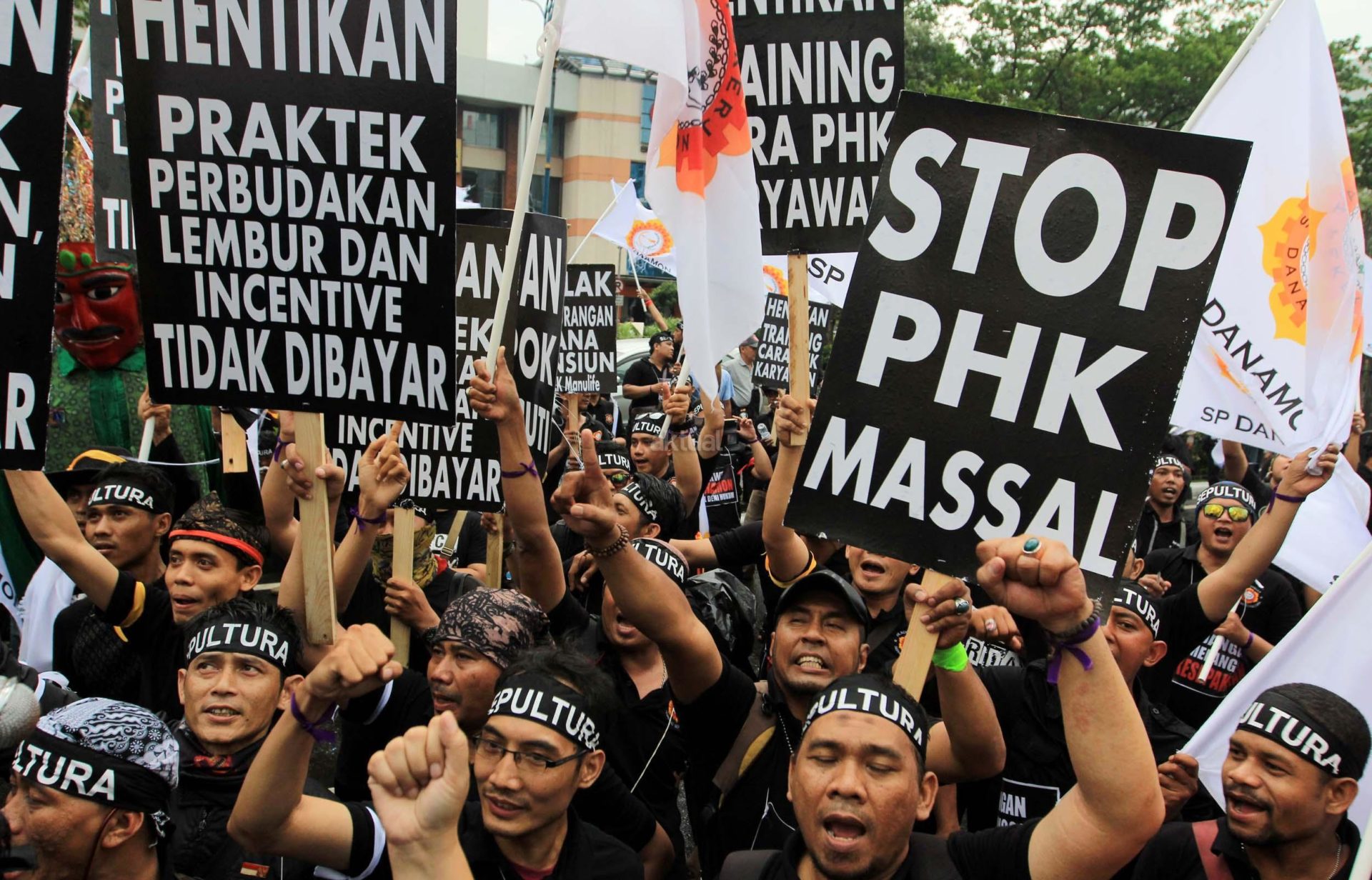 Ancaman PHK Puluhan Ribu Buruh Di Depan Mata : Bagaimana Pemerintah Menghadapinya?