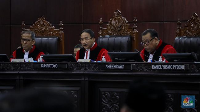 Menelaah Mekanisme Pemberhentian Hakim Konstitusi Menurut Hukum Positif Indonesia