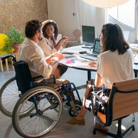 Kewajiban Mempekerjakan Penyandang Disabilitas dan Resiko Pencabutan Izin Usaha Apabila Perusahaan Tidak Menyediakan Akomodasi dan Fasilitas yang Layak!