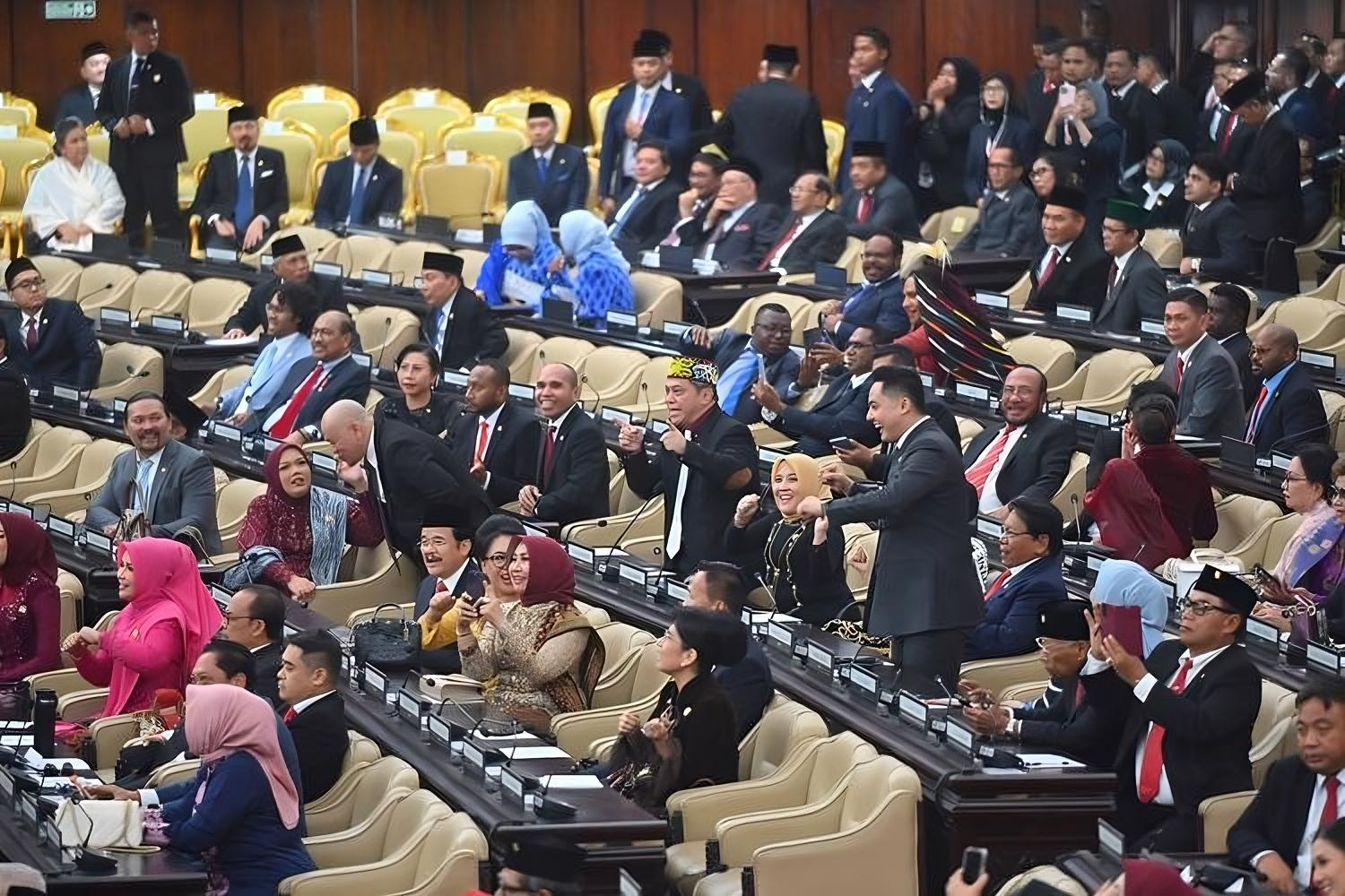 Nonaktif atau Pemecatan? Publik Soroti DPR yang Tetap Menerima Gaji