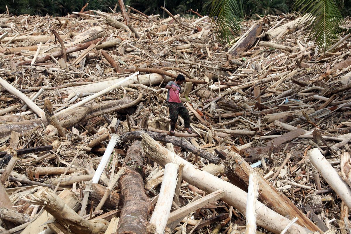 Musibah Banjir dan Gelondongan Kayu di Sumatera : Bagaimana Pengaturan Lingkungan Hidup dalam Konteks Pembukaan Lahan dan Izin Tambang?